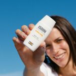 کرم ضد آفتاب و ضد لک بی رنگ ایزدین SPF 50 - تصویر 2